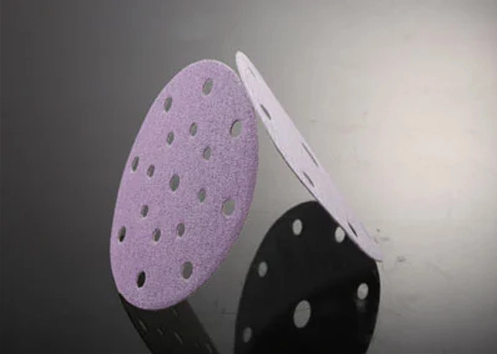 ¿Cuál es la diferencia entre el papel de arena de cerámica y otros materiales abrasivos?