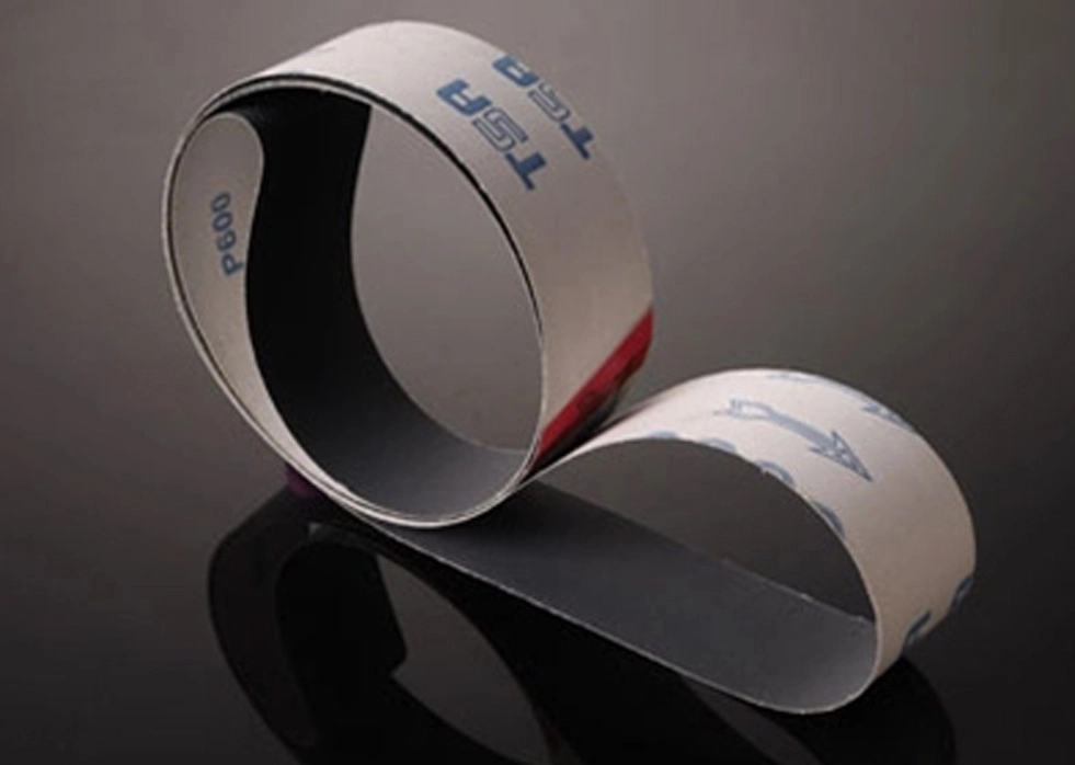 ¿Qué factores se deben considerar al seleccionar el tamaño de grano apropiado para un paño abrasivo de carburo de silicio?